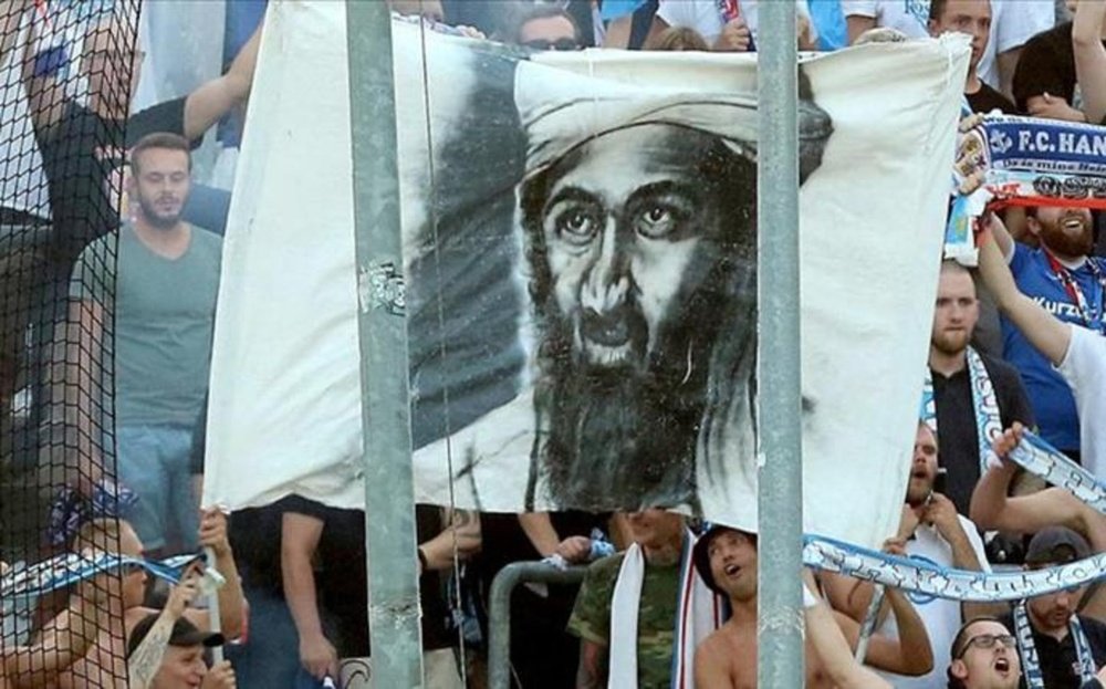 Imagen de la pancarta de Bin Laden que exhibió la afición del Hansa Rostock ante el Aalen. Twitter
