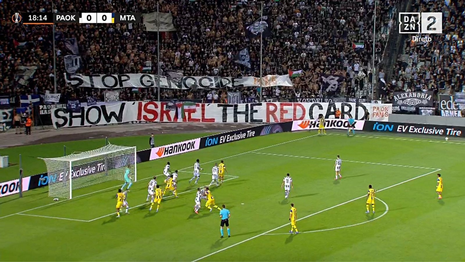 I tifosi del PAOK Salonicco hanno manifestato la loro contrarietà a Israele dopo il conflitto con la Palestina, esponendo uno striscione con la scritta: "Fermate il genocidio. Cartellino rosso a Israele".