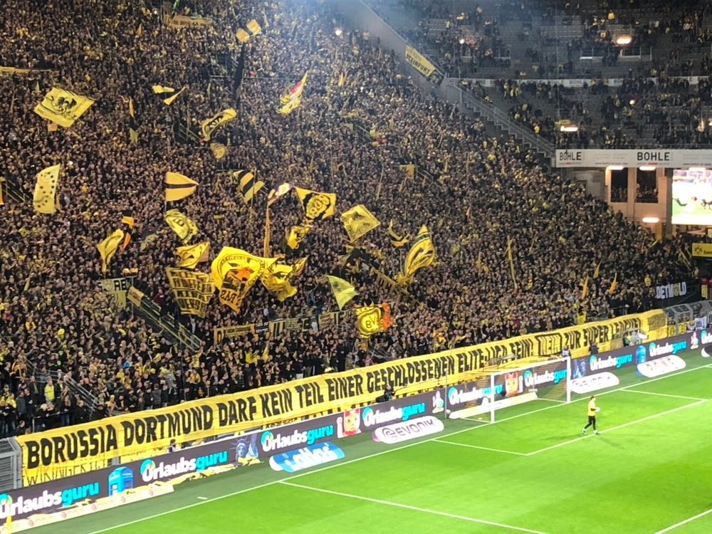 Los aficionados del Borussia protestaron contra la Superliga. Twitter/MartaMoralesL