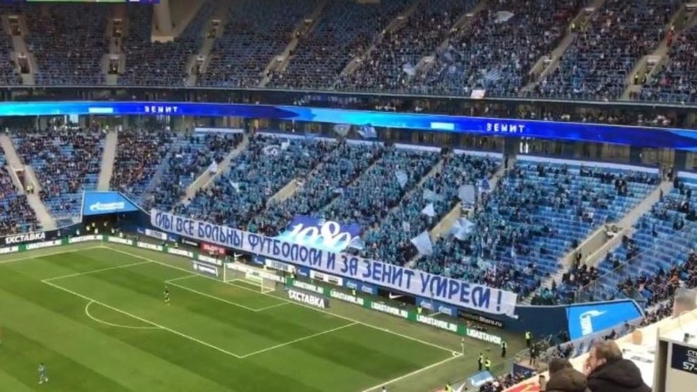 Em meio a crise sanitária, torcida do Zenit exibe faixa: 'Somos doentes  pelo futebol