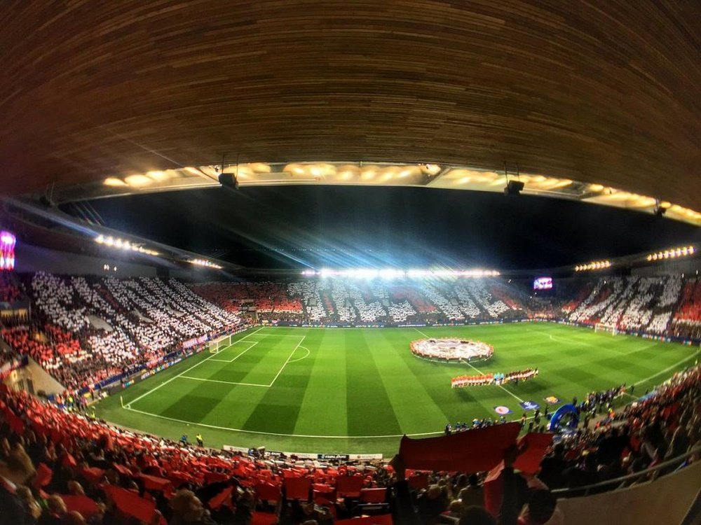 El espectacular mosaico de la afición del Slavia ante el Barça. SlaviaOfficial