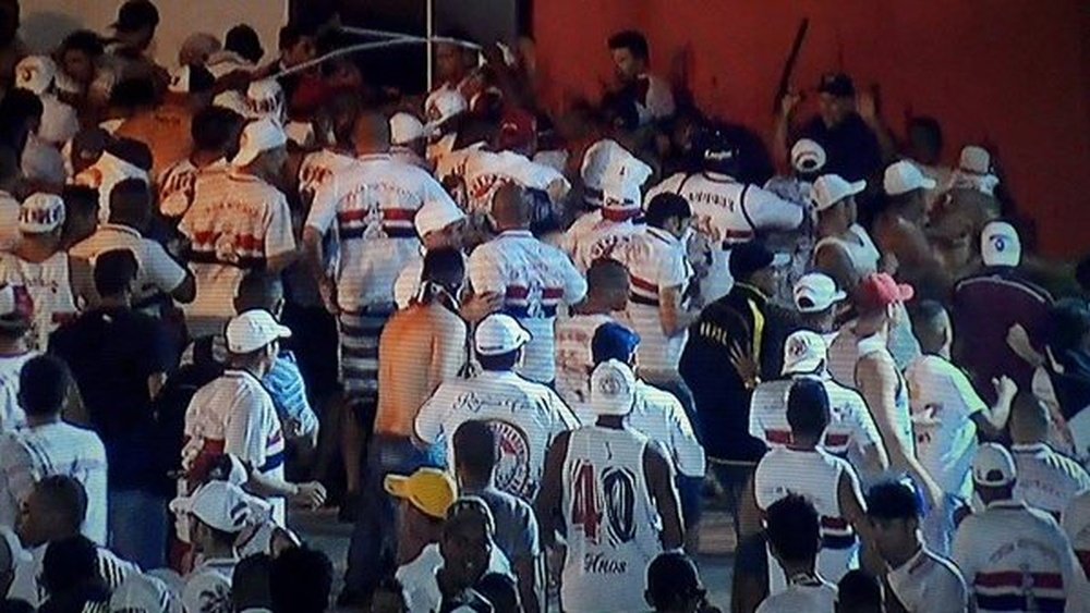 Imagen de la pelea entre los aficionados del Sao Paulo y la policía. Twitter