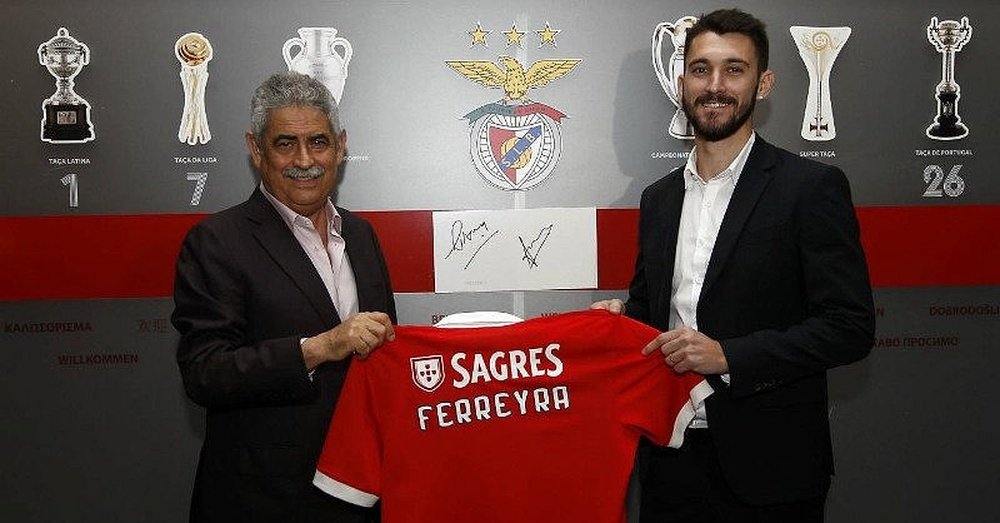 L'attaquant a signé pour quatre ans avec le club portugais. SLBenfica