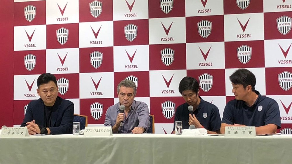 Image de la présentation de Juanma Lillo comme entraîneur du Vissel Kobe. VisselKobe