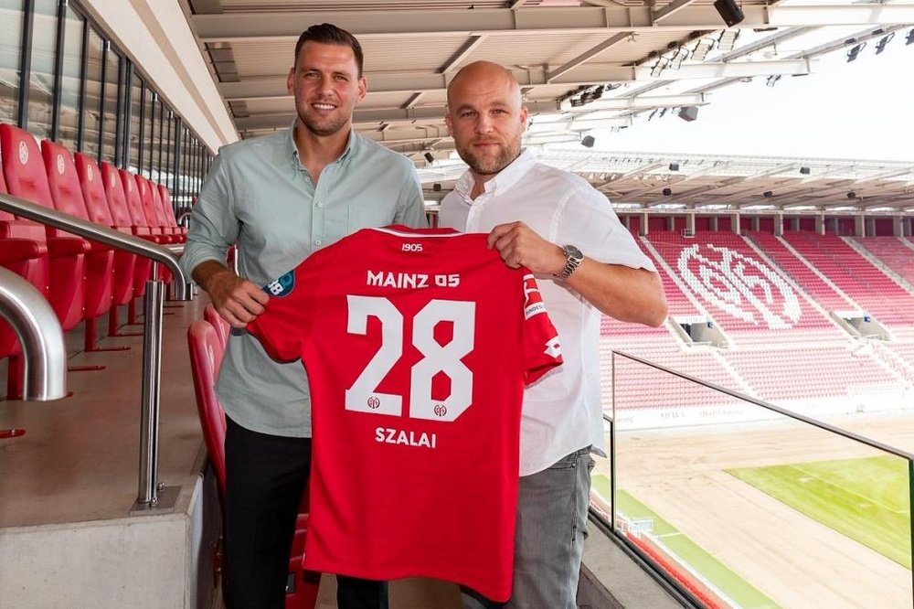 Szalai ya fue presentado con el Mainz 05. Mainz 05