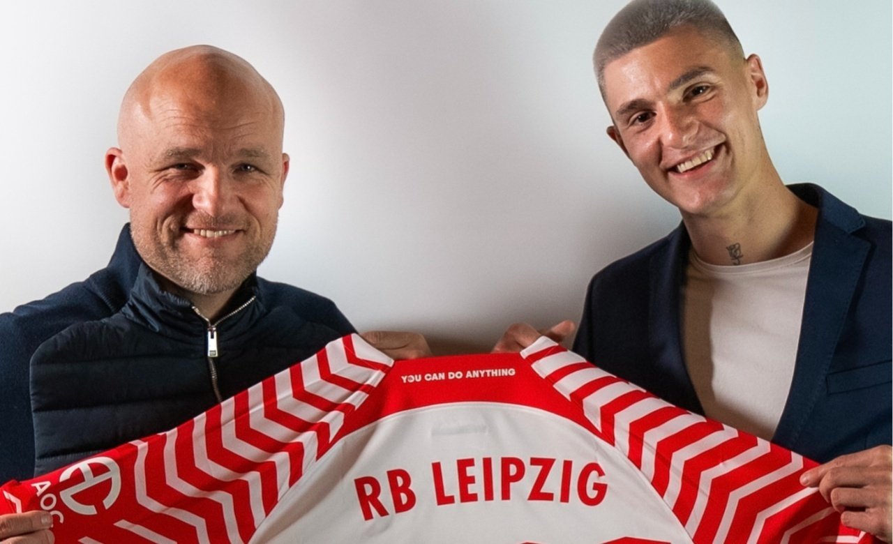 Leipzig a confirmé dans un communiqué officiel avoir renouvelé le contrat de Benjamin Sesko pour cinq saisons supplémentaires, soit jusqu'en 2029. Il a rejoint l'équipe Red Bull en 2019 en provenance des rangs des jeunes de Domzale, une équipe de son pays d'origine, la Slovénie, avec laquelle il jouera l'Euro cet été.