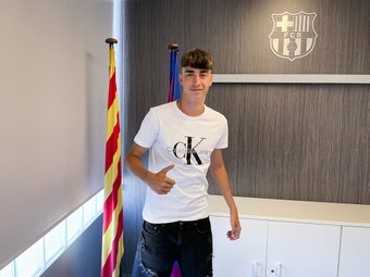 Iker Córdoba renovó con el Barcelona. Twitter / La Masía