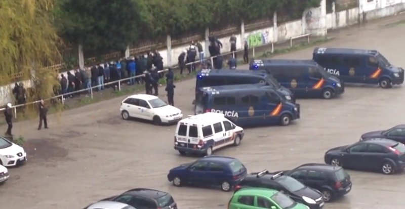 Pelea entre aficionados del Racing de Ferrol y el Compostela antes del partido