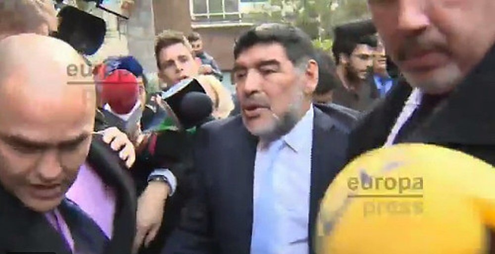 Imagen de la salida de Maradona tras la comida con la directiva del Nápoles y el Madrid. EuropaPress