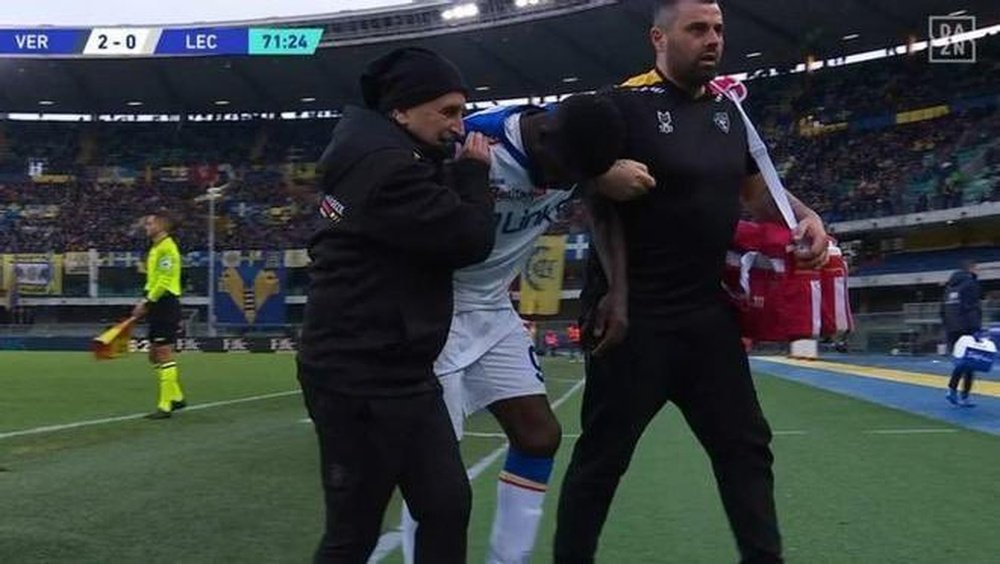 Umtiti had to be substituted in the 72nd minute. Screenshot/DAZN