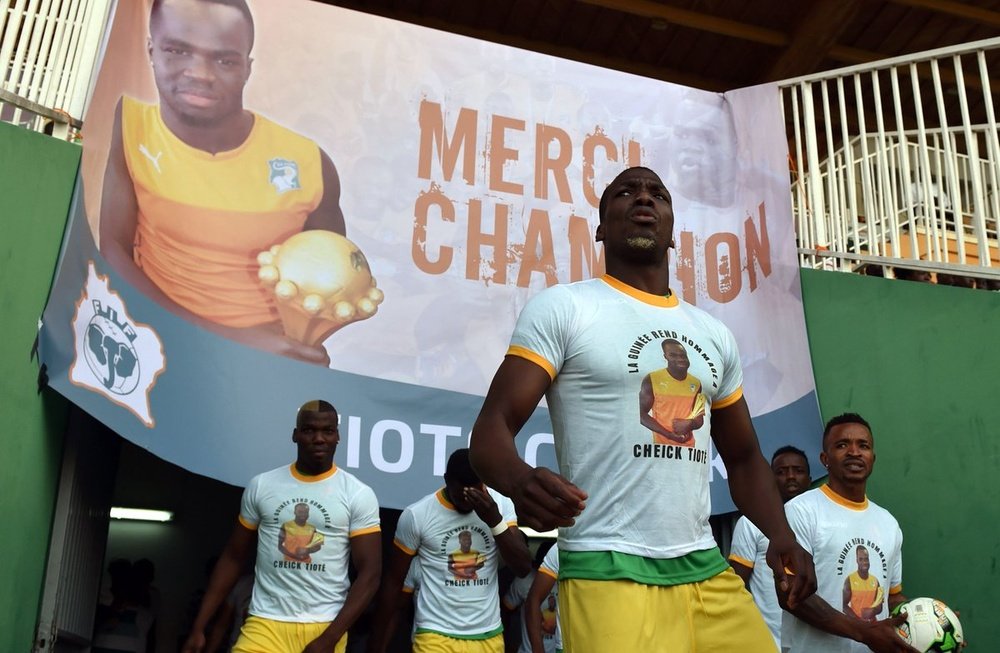 Compañeros de la Selección de Costa de Marfil quisieron rendir un homenaje a Tioté. Twitter