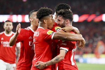 Con un gol de Rafa Silva, el Benfica dio un paso enorme para hacerse con el título de la Liga de Portugal. A falta de 3 jornadas para la conclusión del campeonato, el cuadro lisboeta tomó 7 puntos de distancias sobre el Oporto, aunque estos aún deben jugar su partido ante el Arouca.