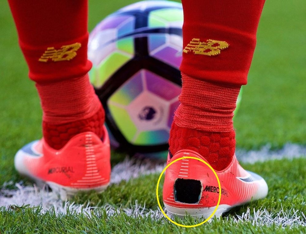 Coutinho dejó ver agujeros en su bota derecha durante varios encuentros de la Premier. AnfieldDQ