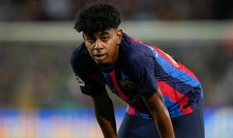 Entré en jeu avec l'équipe réserve du FC Barcelone ce samedi à Eldense en troisième division espagnole, Lamine Yamal est devenu le plus jeune joueur barcelonais à jouer avec l'équipe B, à 15 ans, 9 mois et 21 jours.