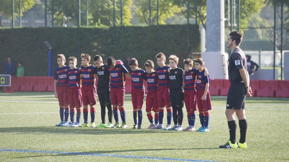 Imagen de las categorías inferiores del Barça, guardando un minuto de silencio por las víctimas de los atentados en Francia. Twitter