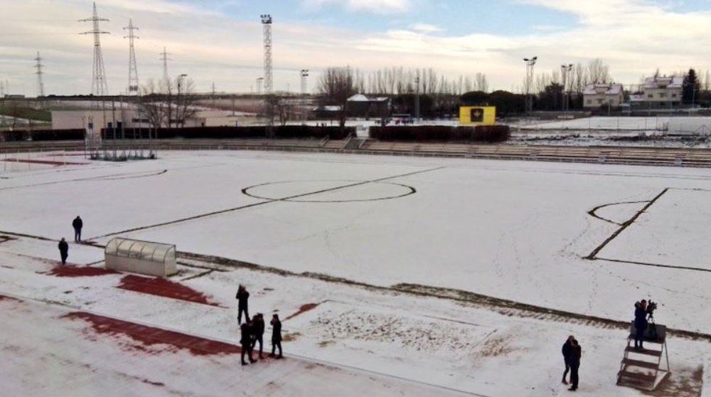 Uma ligeira neve cobriu o gramado do Unionistas. Twitter/UnionistasCF