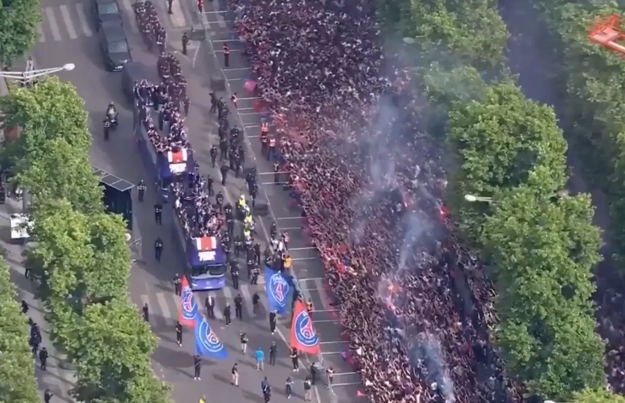 Más de 100.000 personas reciben al PSG en los Campos Elíseos. Captura/RMCSport