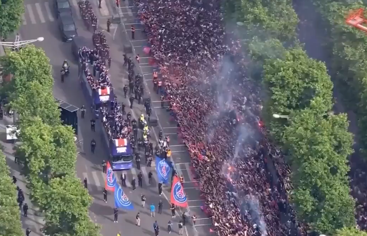Más de 100.000 personas reciben al PSG en los Campos Elíseos