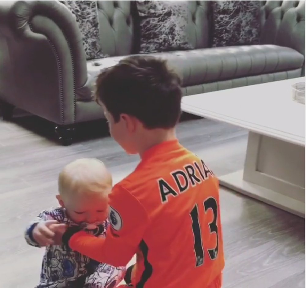 El hijo mayor de Rooney lleva la equipación de Adrián, portero español del West Ham. Instagram