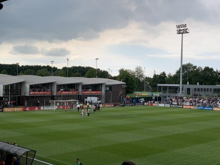 ¡Se suspendió el partido! Ultras del Ajax pegaron a los padres de sus rivales