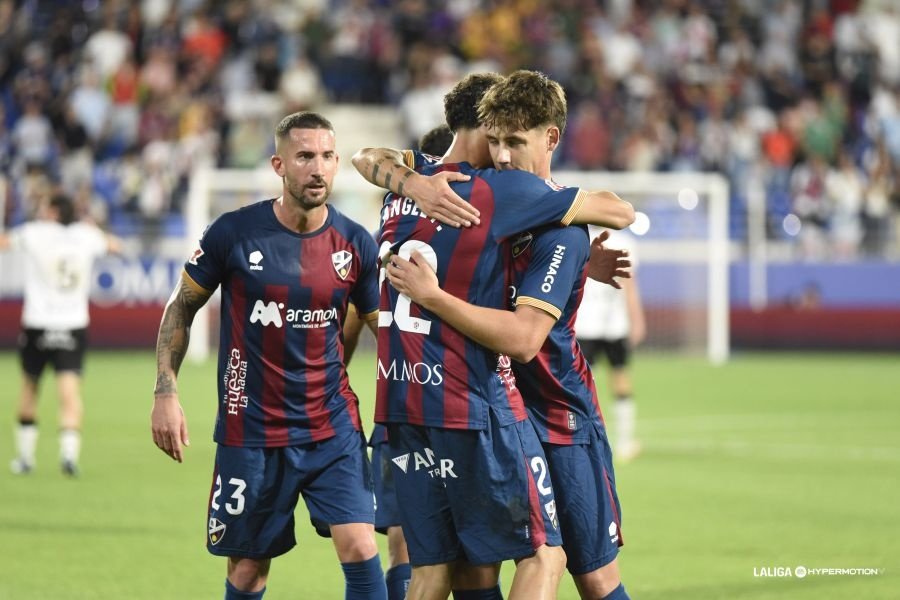 El Huesca se reconcilia con la victoria en El Alcoraz
