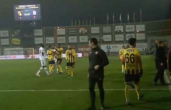 El partido entre el Istanbulspor y el Trabzonspor tuvo que ser suspendido en el minuto 73 del choque. El conjunto local, que reclamó con insistencia un penalti, se retiró del terreno de juego cuando su rival anotó el tanto que le dio la vuelta al partido.