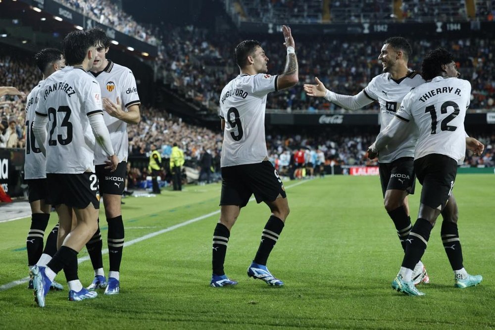 El Valencia venció por 2-0 al Cádiz. EFE