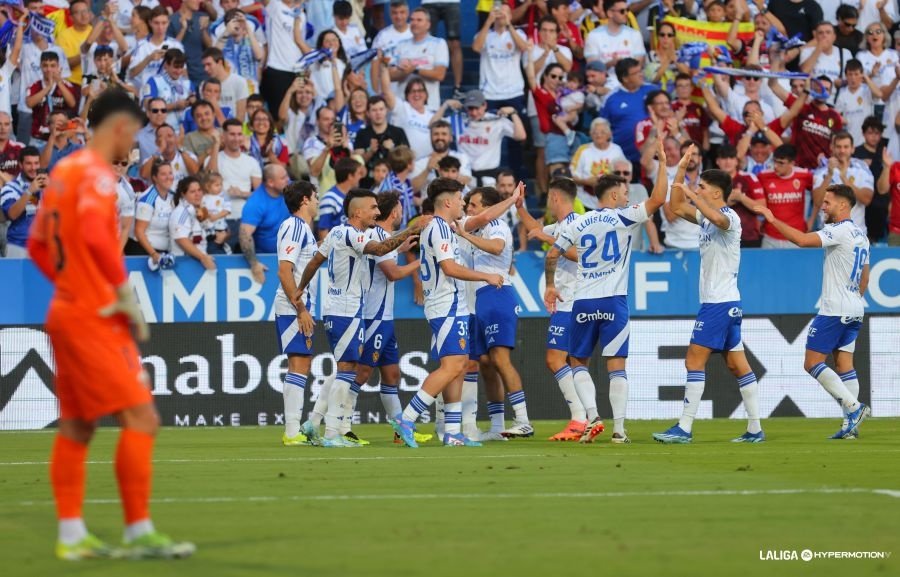 El Zaragoza venció por 3-0 al Elche. EFE