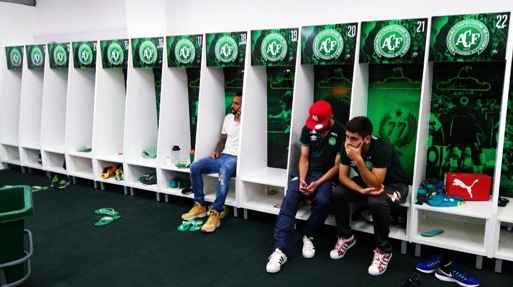 Imagen de los jugadores no convocados para Chapecoense, que se salvaron de la tragedia. BleacherReport/InvictosSomos