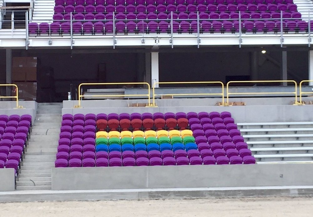 El nuevo estadio tendrá asientos pintados con el color del arco iris. Twitter/PhilipRawlins