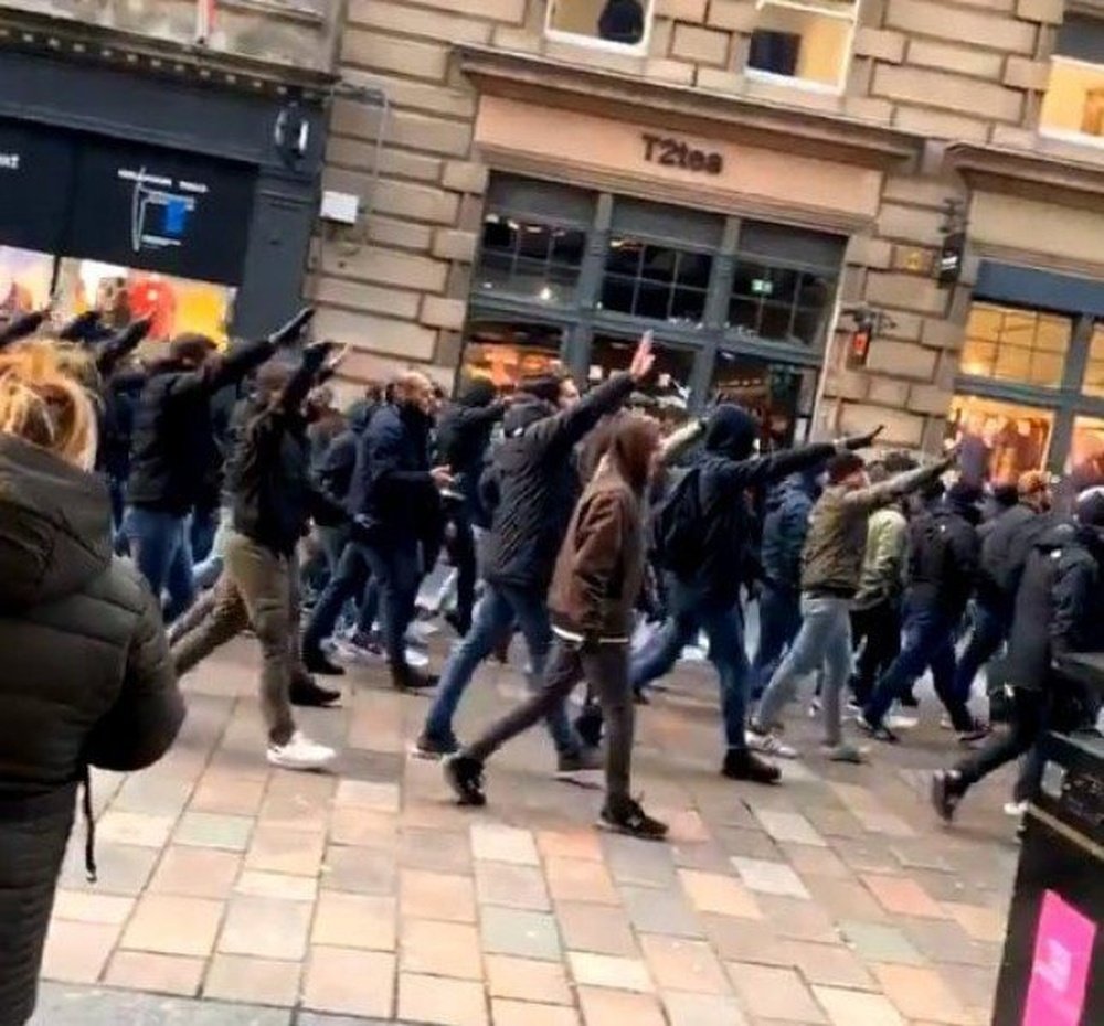 Des Ultras de la Lazio défilent à Glasgow en faisant des saluts nazis. Twitter/AgustínMoreno