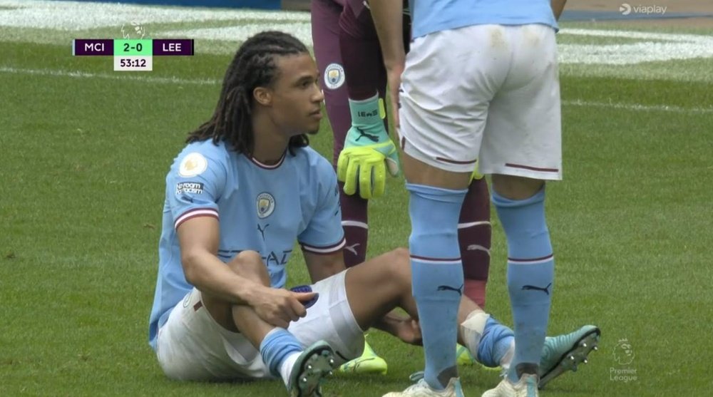 Aké se marcho lesionado ante el Leeds.  Captura/Viaplay