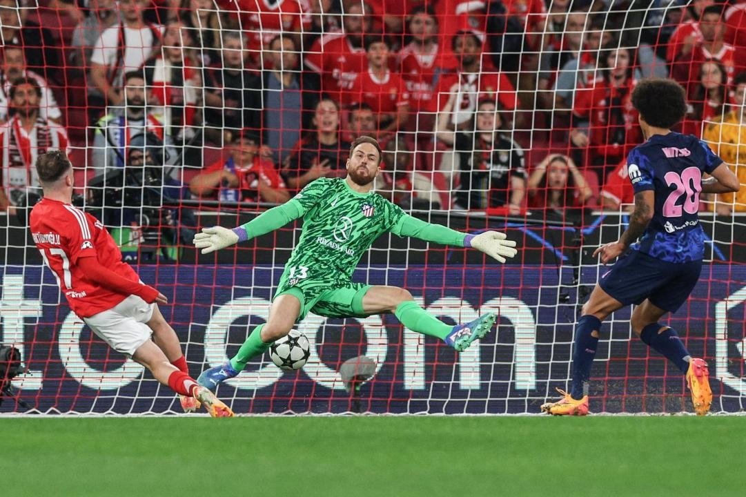 El Benfica deslumbra para cegar y humillar al Atleti