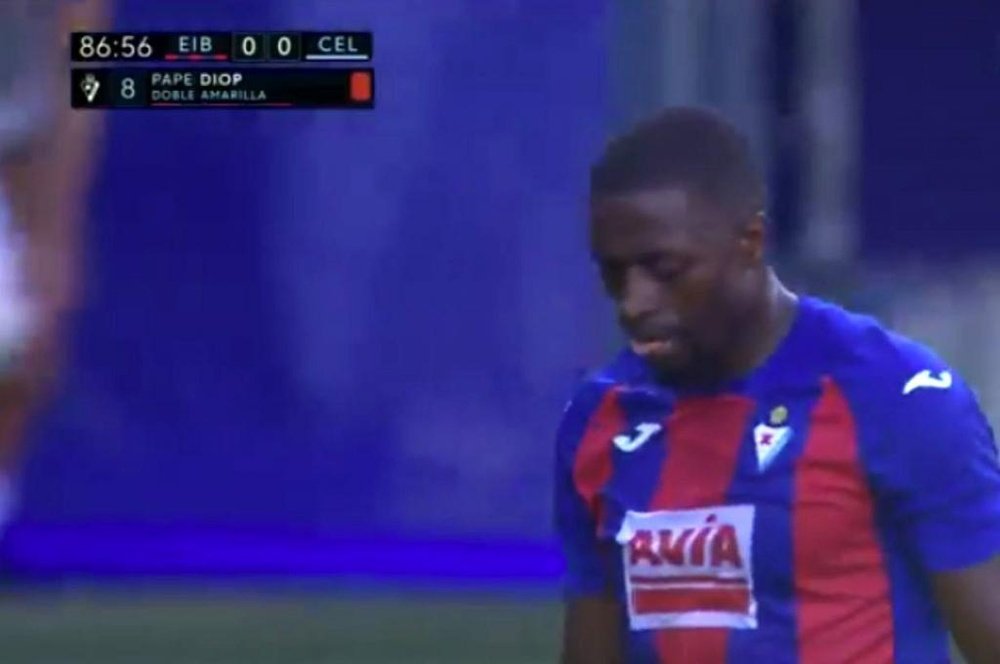 Pape Diop was given a red card for Eibar. Captura/Movistar