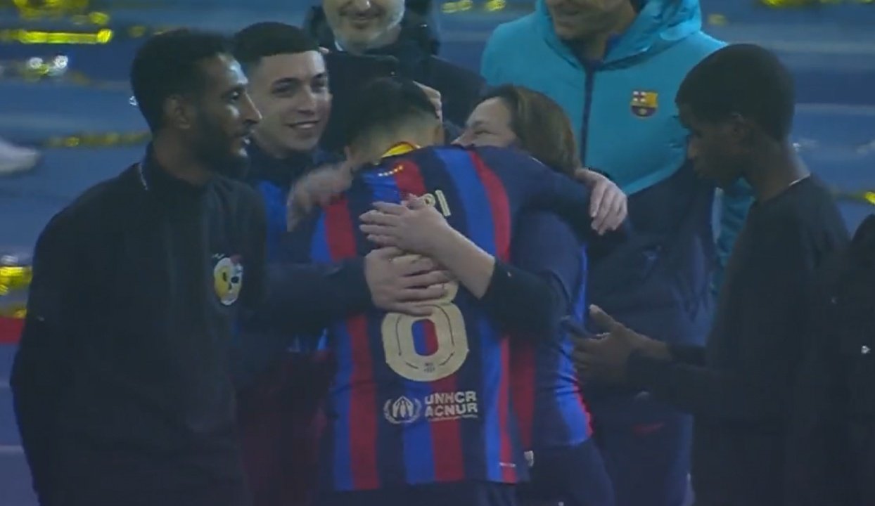 Pedri se emocionó con su familia tras salir campeón de la Supercopa de España. Twitter/FCBarcelona