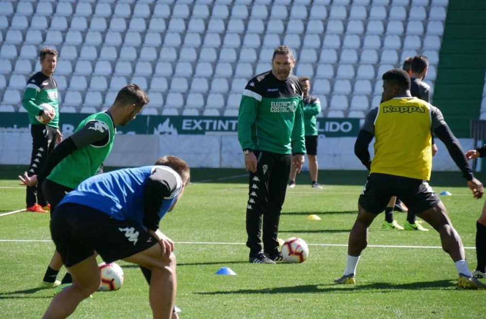 Rafa Navarro y el Córdoba se la juegan esta jornada. Twitter/CordobaCFSAD