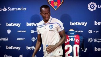 Le joueur du FK Egnatia, Raphael Dwamena, international ghanéen, est décédé en plein match, à 28 ans seulement. Le joueur s'est effondré au milieu du match contre le Partizani en D1 albanaise après avoir été victime d'un arrêt cardiaque.