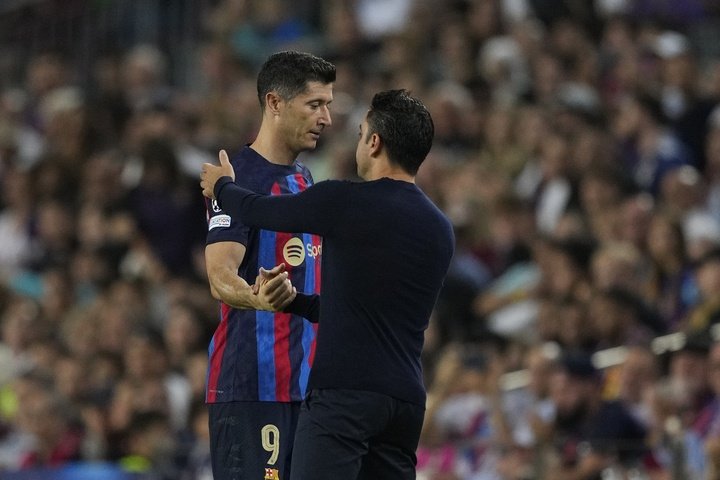 Xavi compara Lewandowski com Ronaldinho e Messi: 