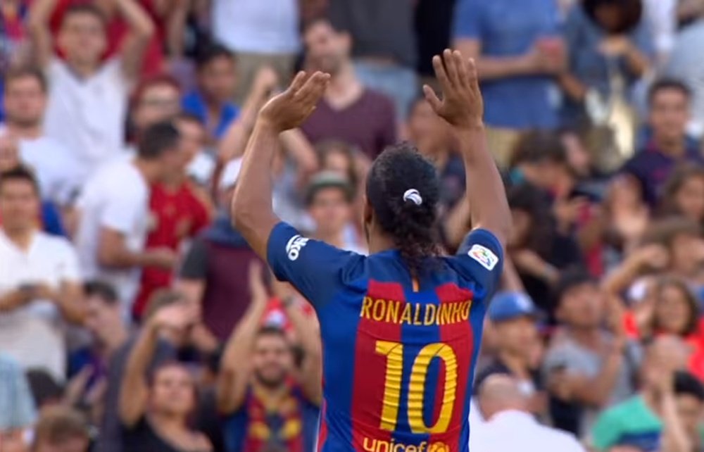 Ronaldinho agradeció las muestras de cariño en su última visita al Camp Nou. Captura/Youtube