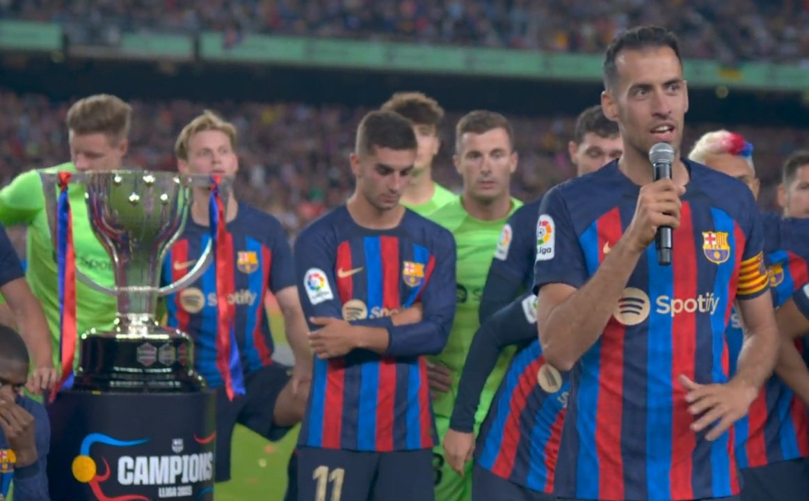 Busquets y Xavi tomaron la palabra tras levantar la copa