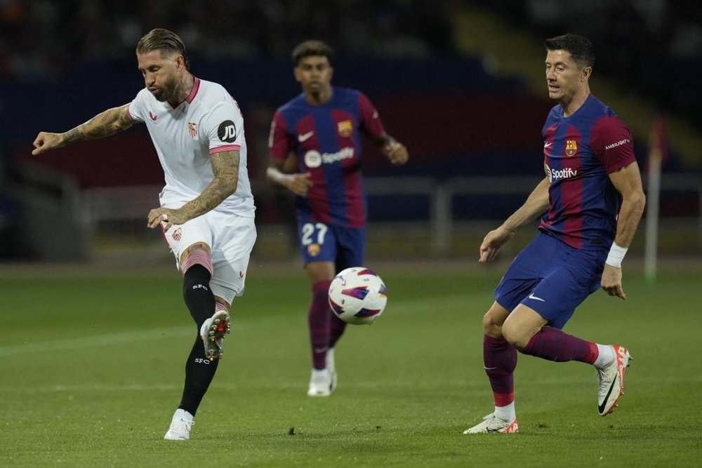 Un autogol di Ramos regala la vetta al Barça. EFE