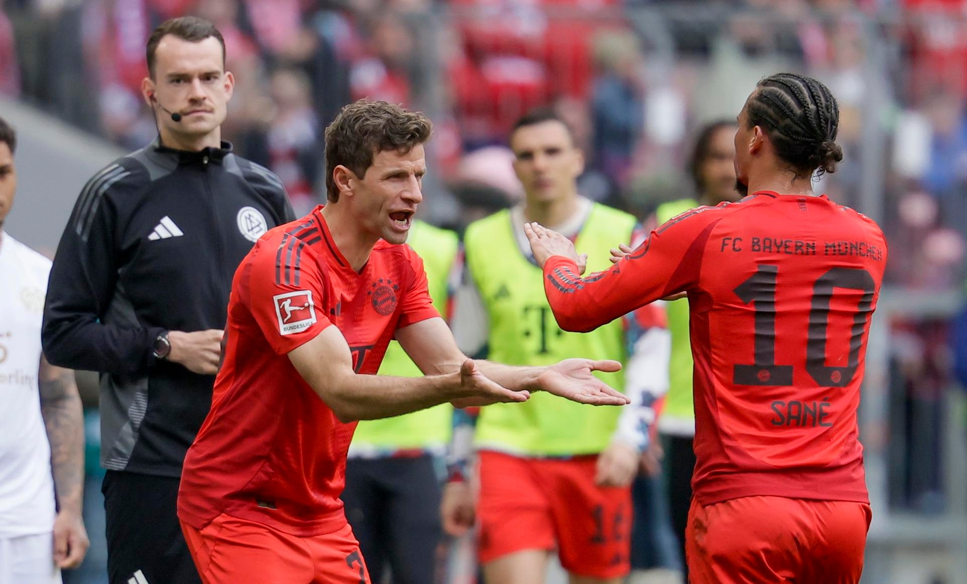 Müller tacha otro propósito de su lista y llega a los 500 partidos en la Bundesliga