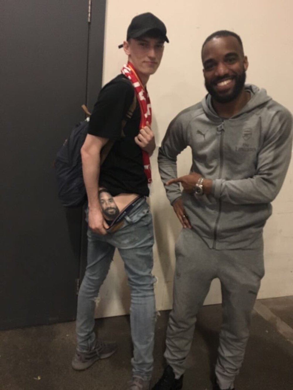 El fan más incondicional de Lacazette. Twitter/Lacazette