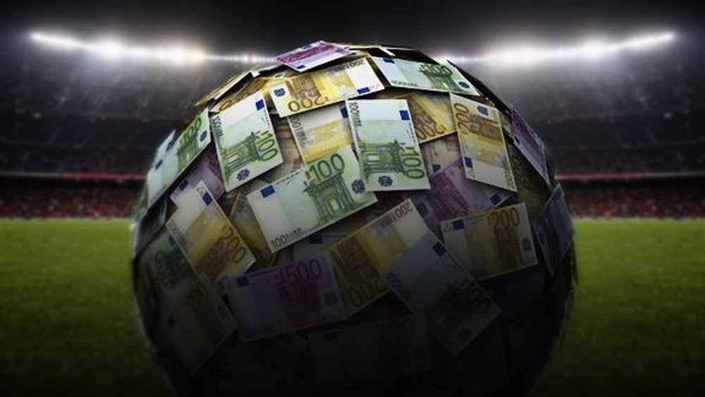Imagen de un balón creado a través de billetes de euro. ESPN