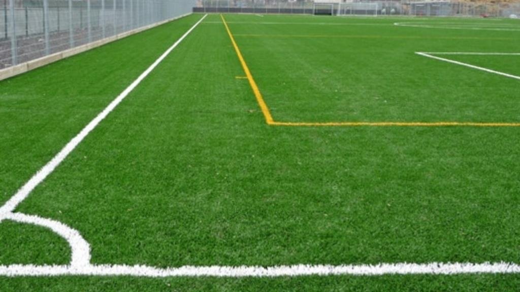 Los clubes de Primera y Segunda no tendrán que jugar en campos de hierba sintética. EFE/Archivo