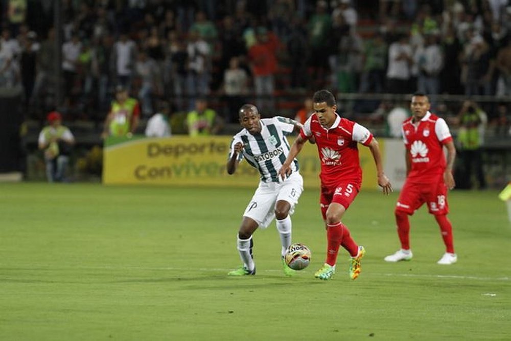 Imagen de un lance del partido entre Atlético Nacional y Santa Fe. ElUniversal
