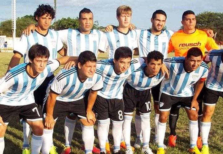 El club argentino que juega con una camiseta de la Selección y un parche en el escudo