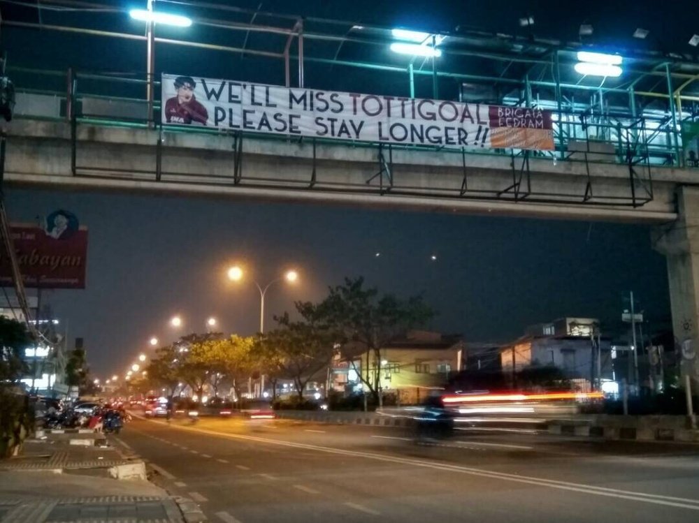 Cartaz na ponte Margonda em Depok, Indonésia. Twitter