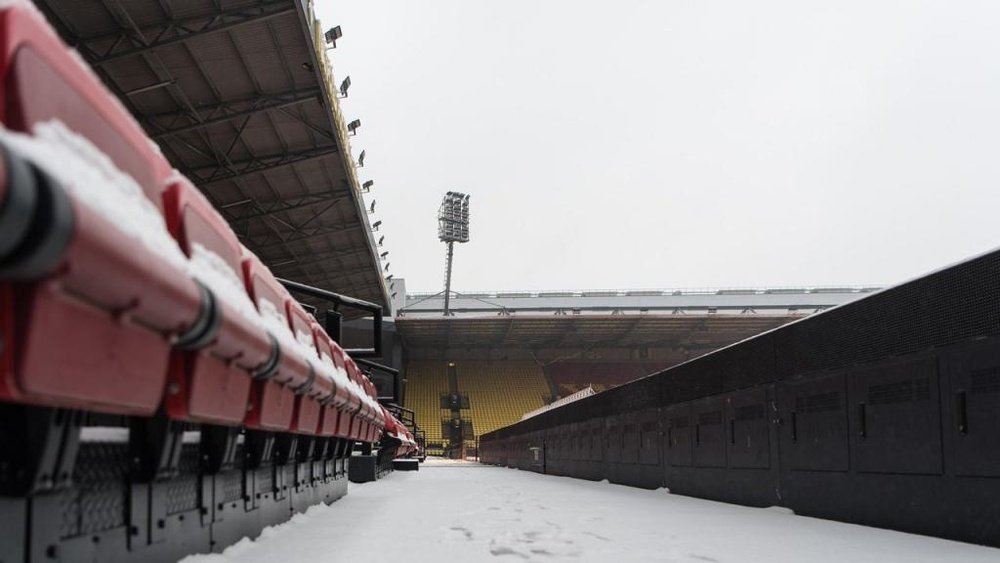 El Watford le pidió ayuda a sus aficionados para retirar la nieve del campo. AFP