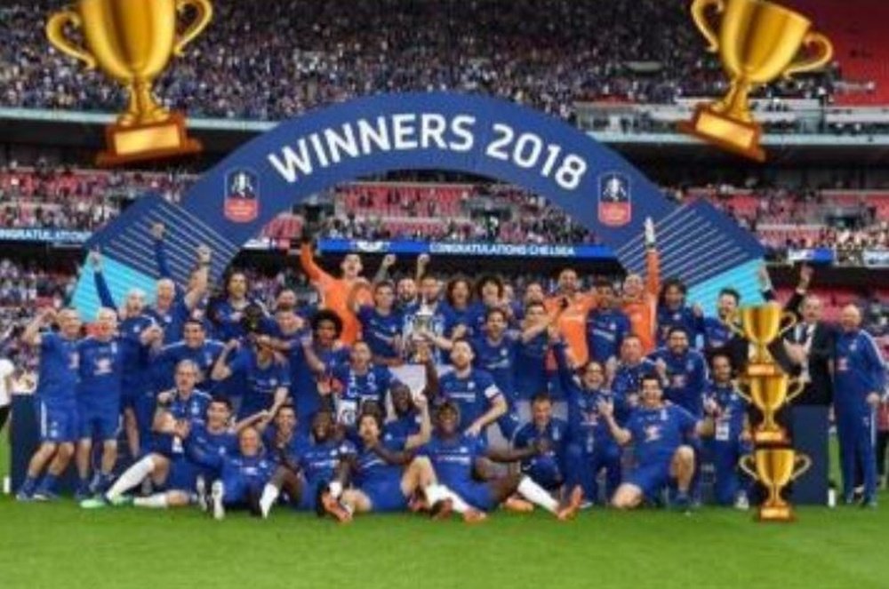 Los tres 'emojis' del trofeo taparon por completo a Conte. WillianBorges